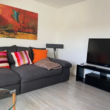 Bright & Modern 2 Bedroom Near